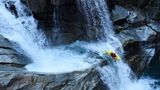 Im Kajak flussabwärts in den Urner Alpen: Thomas Rogenmoser auf der Reuss in der Schöllenenschlucht zwischen den Orten Andermatt und Göschenen in der Schweiz.