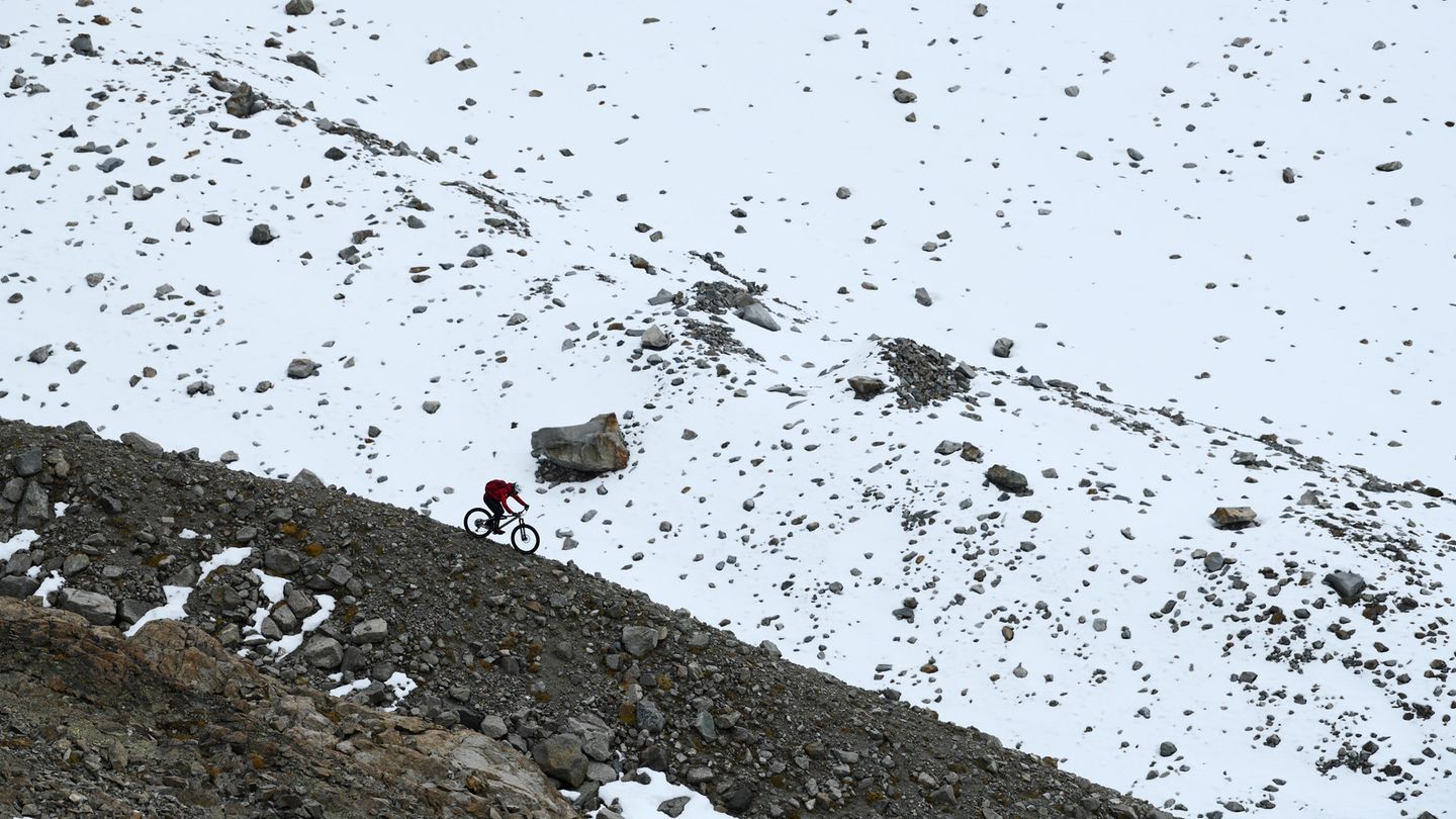 Auf einer Seitenmoräne des fast schon geschmolzenen Gletschers Vadrettin da Tschierva im Bernina-Gebiet.