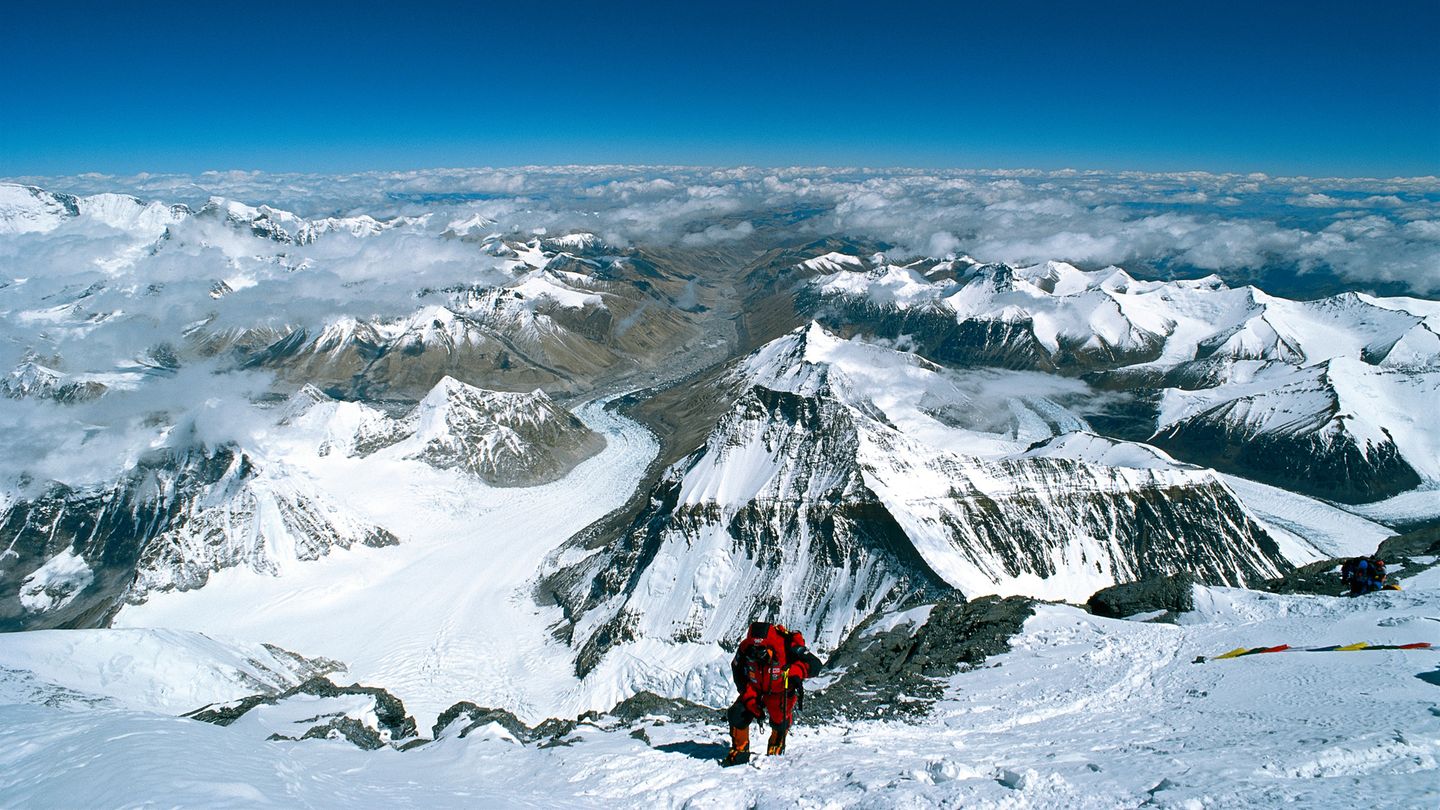 Auf dem Weg zum Dach der Welt: Tiefblick kurz vor dem Gipfel des Mount Everest