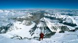 Auf dem Weg zum Dach der Welt: Tiefblick kurz vor dem Gipfel des Mount Everest