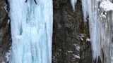 Eine Herausforderung für Eiskletterer im Winter: der Eisfall bei Pontresina im Engadin. Nur mit den Frontzacken der Steigeisen und den beiden Eisäxten als Halt in der Vertikalen.