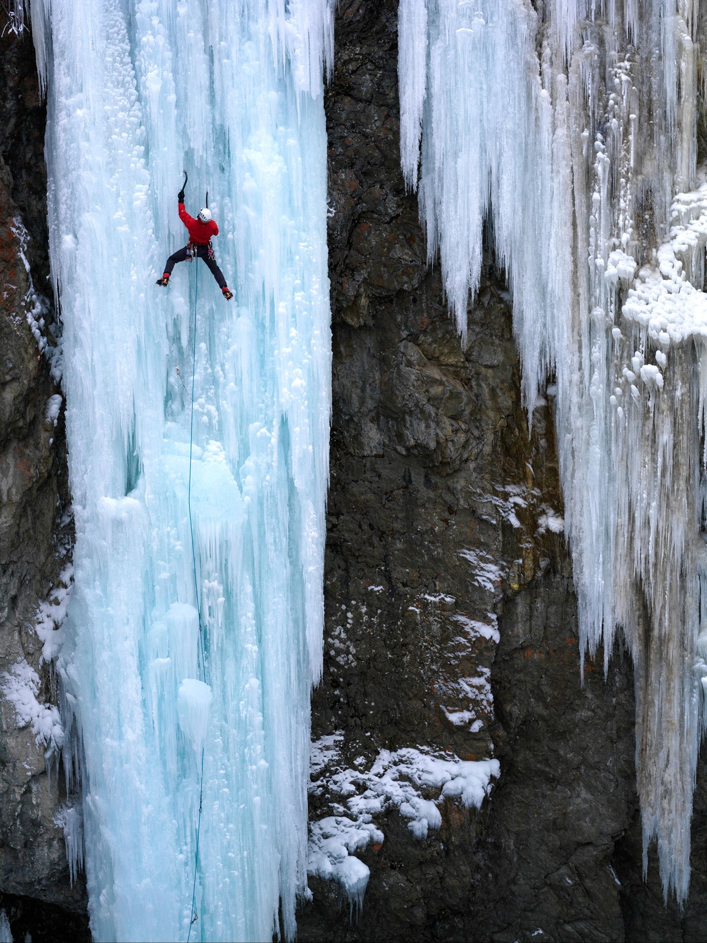 Eine Herausforderung für Eiskletterer im Winter: der Eisfall bei Pontresina im Engadin. Nur mit den Frontzacken der Steigeisen und den beiden Eisäxten als Halt in der Vertikalen.