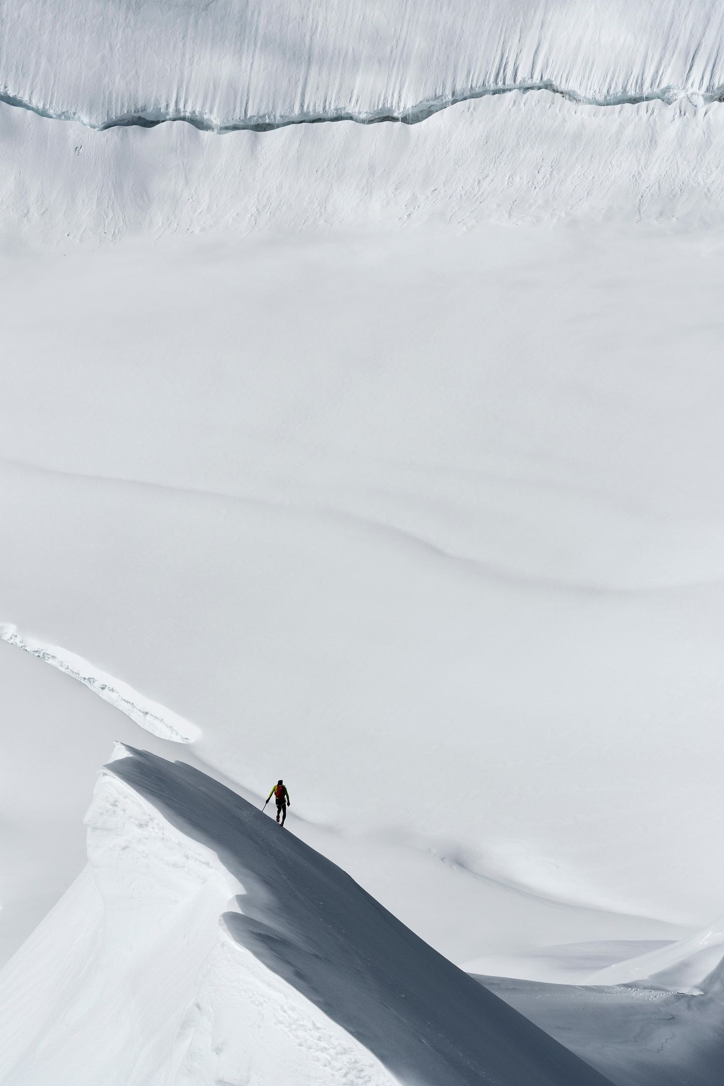 Oft allein unterwegs: Der Bergsteiger Ueli Steck mit Eispickel und Steigeisen im Firn beim Südlichen Eigerjoch in den Berner Alpen.