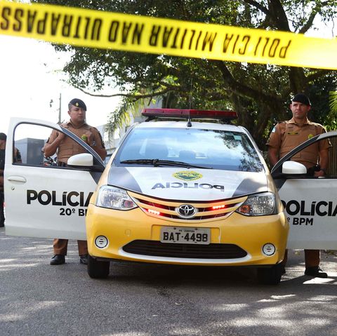 Ein brasilianisches Polizeiauto hinter einem Absperrband