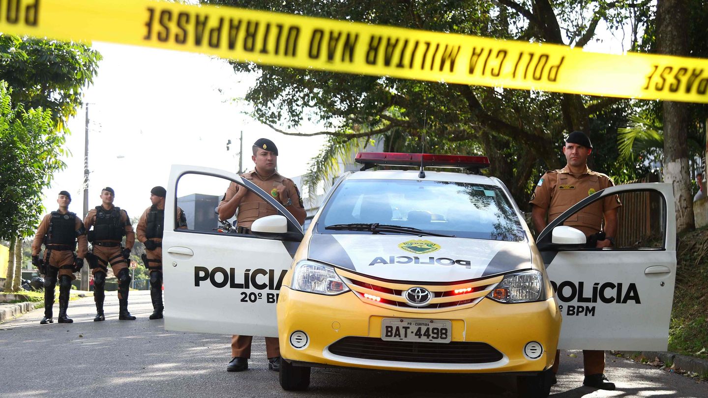 Ein brasilianisches Polizeiauto hinter einem Absperrband