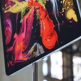 Gewagte Entscheidung: Statt auf den bisherigen Lightning-Anschluss setzt Apple beim neuen iPad auf Thunderbolt mit USB-C-Buchse. Dadurch kann man es etwa mit einer Kamera oder einem Monitor verbinden.