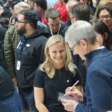 Auch der Stift Apple Pencil - hier von Apple-CEO Tim Cook benutzt - wurde kräftig überarbeitet.