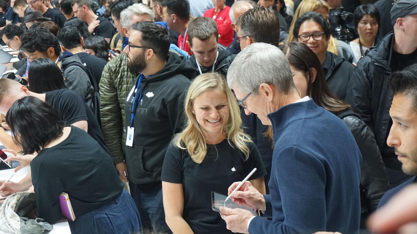 Auch der Stift Apple Pencil - hier von Apple-CEO Tim Cook benutzt - wurde kräftig überarbeitet.
