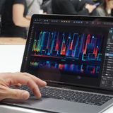Das neue Macbook Air ist nun erstmals in mehreren Farben erhältlich. Hier ist das Modell in Spacegrau zu sehen, daneben stehen das klassische Silber und ein Goldton zu Wahl