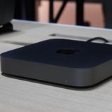 Beim Mac Mini wurde das Silber gestrichen: Er ist nun nur noch in Spacegrau zu bekommen. Sonst hat sich beim Design nicht viel getan