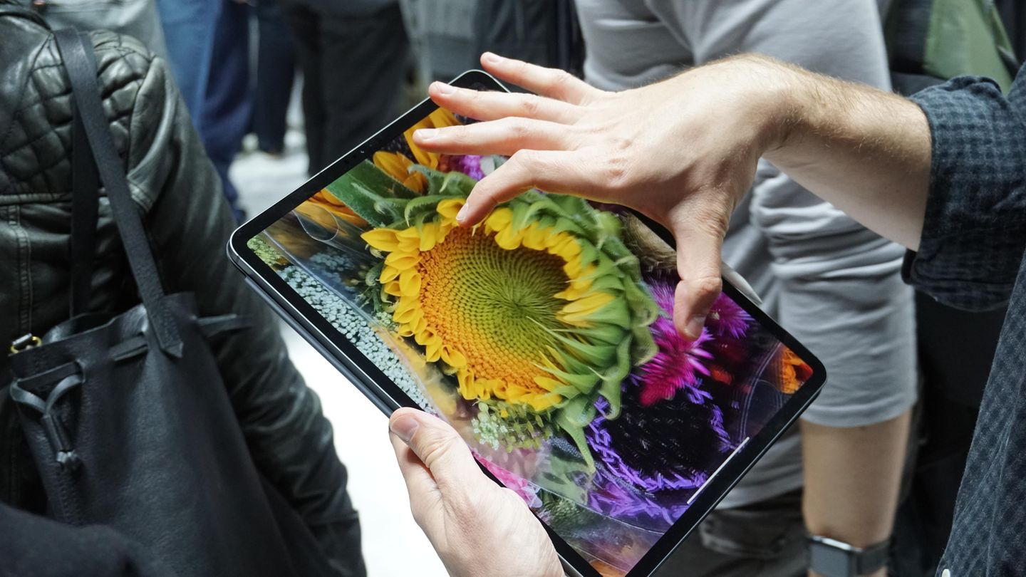 Das riesige Display unterstützt im Vergleich zum älteren Modell einen um 45 Prozent größeren Farbraum.