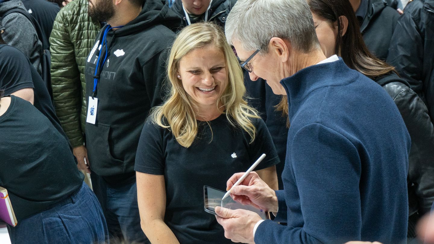 Nach dem Event zeichnete auch Apple-Chef Tim Cook eine Runde auf dem neuen iPad Pro.