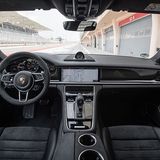 Das 12,3 Zoll große Display hilft bei der Bedienung