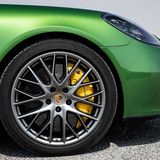 Die Karosserie des Porsche Panamera GTS fliegt zehn Millimeter tiefer über den Asphalt