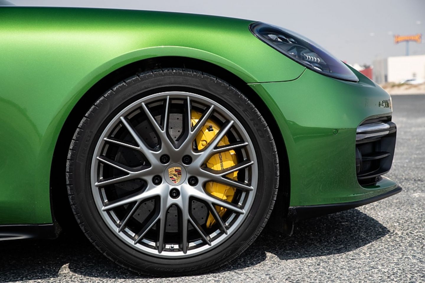 Die Karosserie des Porsche Panamera GTS fliegt zehn Millimeter tiefer über den Asphalt
