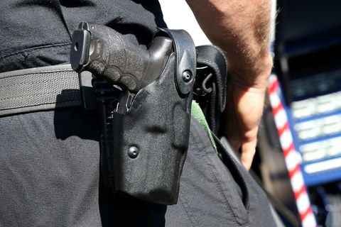 Die Dienstwaffe eines Polizisten. Vor einem Pokalspiel in Rostock sah sich ein Beamter gezwungen, einen Warnschuss abzugeben