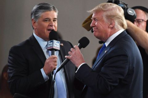 Sean Hannity von Fox News und US-Präsident Donald Trump im Gespräch