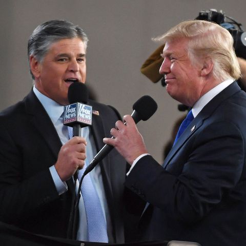 Sean Hannity von Fox News und US-Präsident Donald Trump im Gespräch