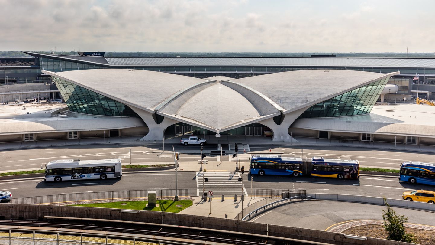 Die Architektur-Ikone am JFK-Airport wird seit Dezember 2015 umgebaut und wird neben den Hotelzimmern sechs Restaurants und acht Bars beherbergen.