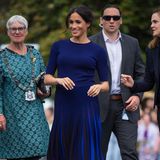 Elegant in Dunkelblau: Shirt und Rock stammen von Givenchy und kosten zusammen 2478 Euro. Das französische Modehaus verantwortete bereits Meghans Hochzeitskleid.