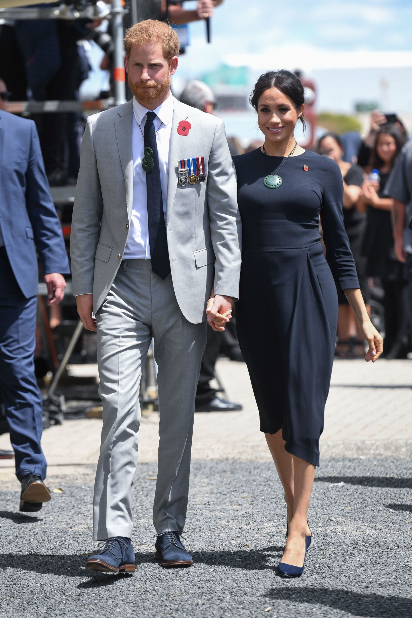 Der letzte Tag ihrer Neuseelandreise führte Prinz Harry und Meghan nach Rotorua auf der Nordinsel. Die 37-Jährige trug ein Kleid von Stella McCartney für 2421 Euro.