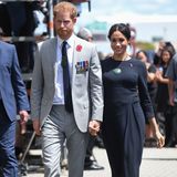 Der letzte Tag ihrer Neuseelandreise führte Prinz Harry und Meghan nach Rotorua auf der Nordinsel. Die 37-Jährige trug ein Kleid von Stella McCartney für 2421 Euro.