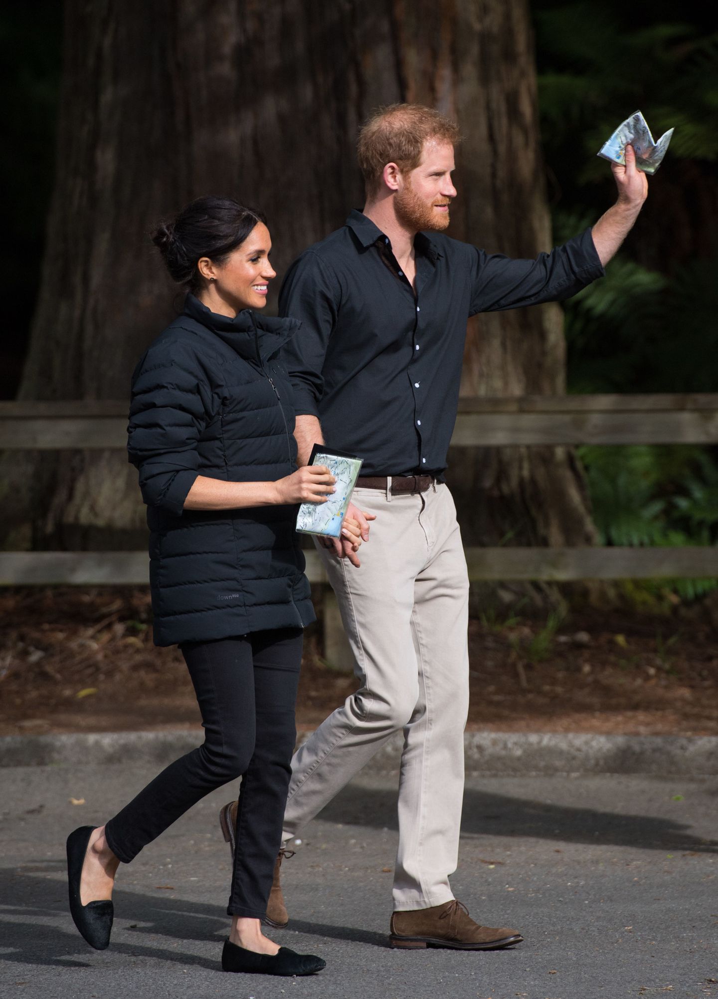 Für einen Spaziergang im Wald von Rotorua wechselte Meghan erneut das Outfit. Steppjacke, Jeans und flache Schuhe ergeben zusammen einen Preis von 731 Euro.