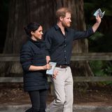 Für einen Spaziergang im Wald von Rotorua wechselte Meghan erneut das Outfit. Steppjacke, Jeans und flache Schuhe ergeben zusammen einen Preis von 731 Euro.