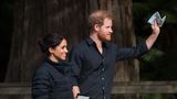 Für einen Spaziergang im Wald von Rotorua wechselte Meghan erneut das Outfit. Steppjacke, Jeans und flache Schuhe ergeben zusammen einen Preis von 731 Euro.