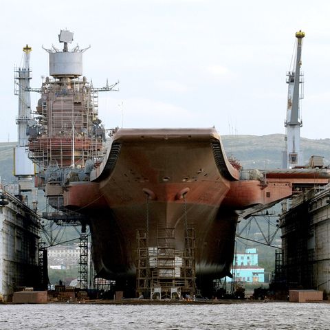 Hier liegt die "Admiral Kuznetsow" im schwimmenden Dock PD-50.