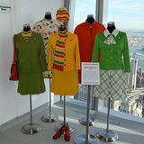 Der Rundgang wird zu einer Zeitreise zurück in die das goldene Kapitel des Luftverkehrs: Im Bild sind Uniformen der TWA-Stewardessen, die von 1968 bis 1972 getragen wurden.