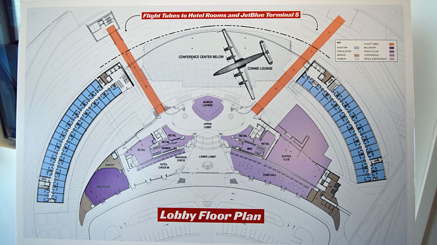 In der Lounge ist auch ein Plan vom Umbau des Saarinen-Terminals ausgestellt: Die Flächen des Konferenzzentrums sind in Violett und des Hotels mit 512 Zimmern Blau gehalten. Zwischen den beiden "Flight Tubes" (orange) soll ein Flugzeug parken, eine renovierte Super Constellation, die als Bar dienen wird.