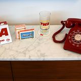 Bei der TWA Lounge handelt es sich nicht um ein vollstopftes Museum eines manischen Sammlers, sonders nur ausgewählte Objekte, die für die Zeit typisch waren, werden ausgestellt.