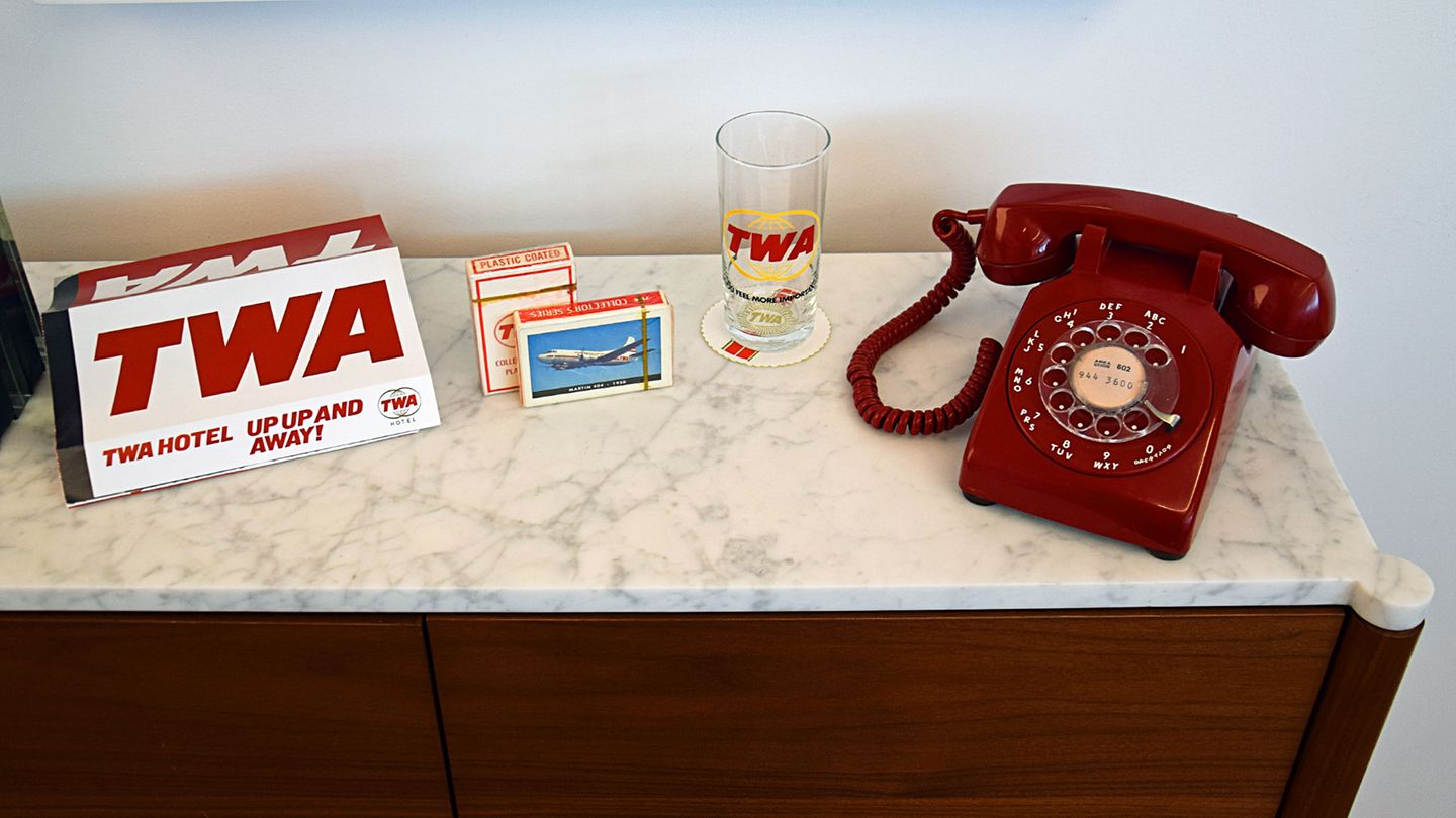 Bei der TWA Lounge handelt es sich nicht um ein vollstopftes Museum eines manischen Sammlers, sonders nur ausgewählte Objekte, die für die Zeit typisch waren, werden ausgestellt.