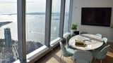 Besprechungszimmer mit rundem Marmortisch: Unten schimmert der Hudson River mit Liberty Island und der Freiheitsstaue.