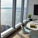 Besprechungszimmer mit rundem Marmortisch: Unten schimmert der Hudson River mit Liberty Island und der Freiheitsstaue.