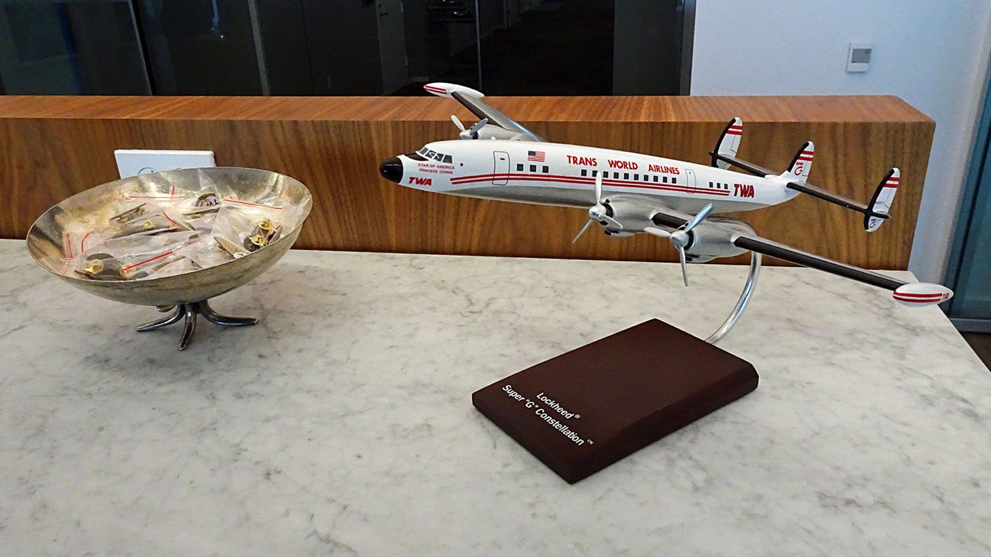 Ausgewählte Einzelstücke erinnern an die Pionierzeiten von Trans World Airlines, wie dieses Modell einer Lockheed Super Constellation mit ihrem markanten dreiteiligen Heckleitwerk.