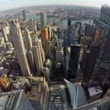 Besonders eindrucksvoll ist der Tiefblick aus der TWA Lounge in 375 Metern Höhe: Blick auf den East River mit der Brooklyn und Manhattan Bridge und Brooklyn im Hintergrund. Unten am Bildrand ist das markante weiße Dach des neuen Bahnhofs Oculus zu sehen.