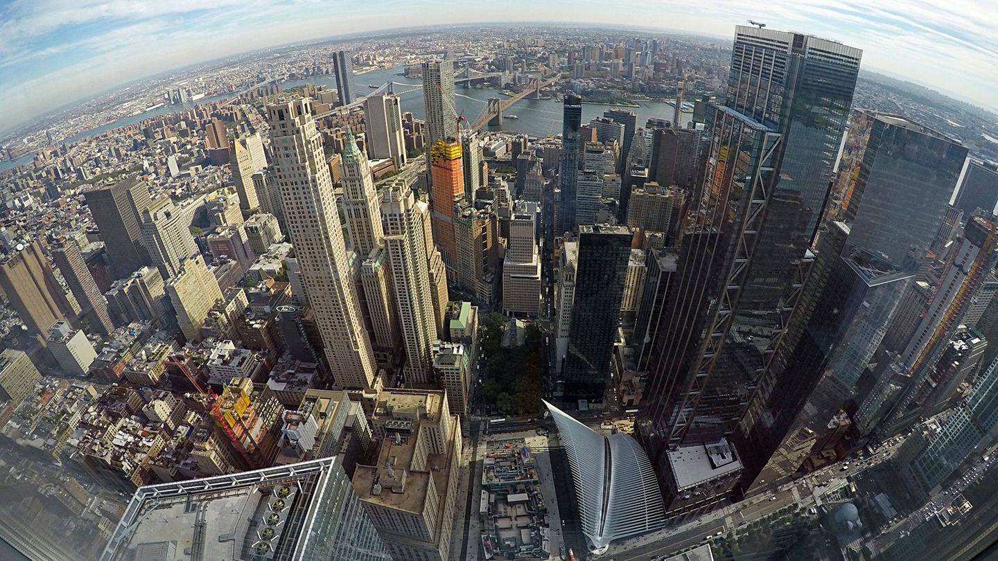 Besonders eindrucksvoll ist der Tiefblick aus der TWA Lounge in 375 Metern Höhe: Blick auf den East River mit der Brooklyn und Manhattan Bridge und Brooklyn im Hintergrund. Unten am Bildrand ist das markante weiße Dach des neuen Bahnhofs Oculus zu sehen.