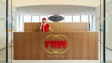Am Empfangstresen zur Lounge - by appointment only: Willkommen in den 60er und 70er Jahren.