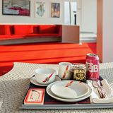 So sah das Geschirr in der First Class aus, inklusive einer TaB-Dose, des Kultgetränkes der 70er Jahre. Die Abkürzung des Softdrinks aus dem Hause Coca-Cola soll für "totally artificial beverage" stehen.