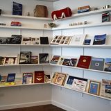 Eine kleine Bibliothek beschäftigt sich mit der Geschichte von Trans World Airlines, die 1930 aus der Fusion zweier Fluglinien entstand und 2001 den Betrieb einstellen musste.
