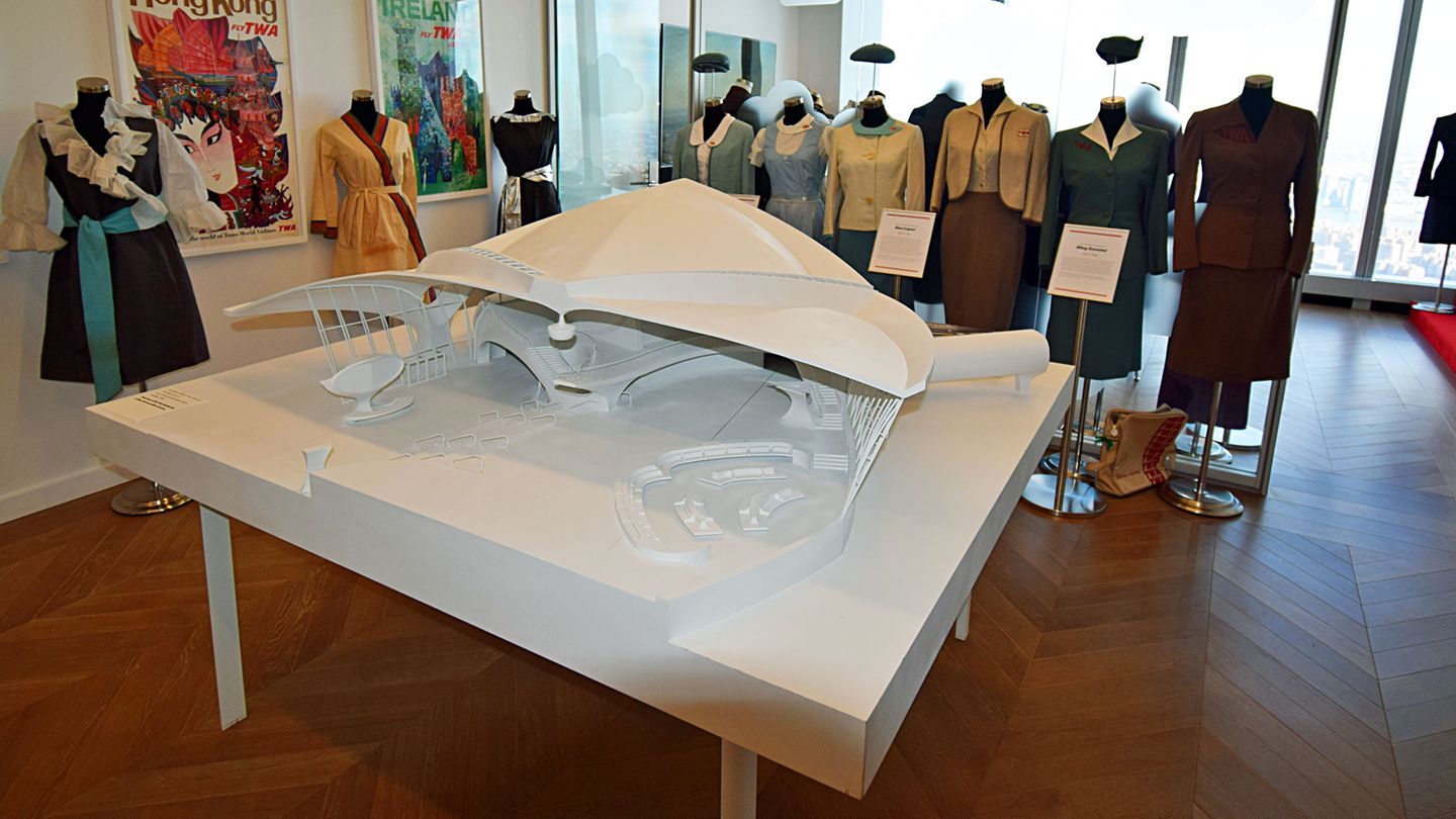 In der Lounge steht auch ein Modell des TWA Flight Center, des 1962 vom finnischen Architekten Eero Saarinen entworfenen Airport-Terminals, das jetzt eine neue Nutzung erfährt.