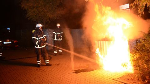 Die Feuerwehr in Hamburg löscht zu Halloween einen brennenden Müllcontainer
