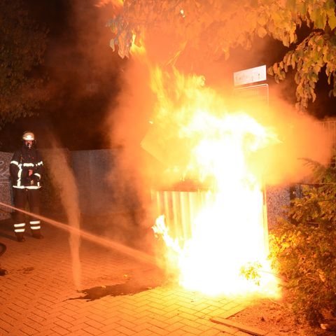 Die Feuerwehr in Hamburg löscht zu Halloween einen brennenden Müllcontainer