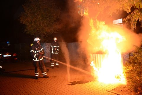 Die Feuerwehr in Hamburg löscht zu Halloween einen brennenden Müllcontainer