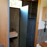 Bad und Waschbecken sind erwartungsgemäß sehr klein dimensioniert.