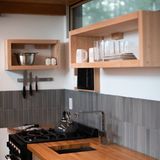 Die Küche ist vergleichsweise opulent ausgestattet.