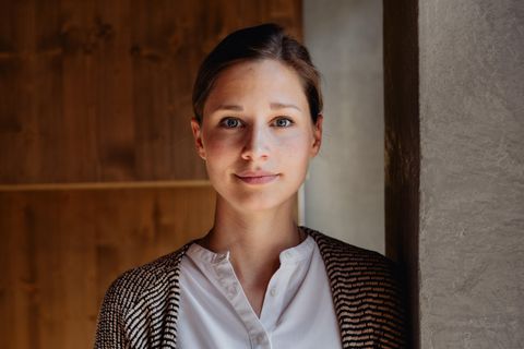 Giulia Enders lehnt sich an eine Wand