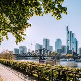 Frankfurt konnte es als zweite Stadt in Deutschland unter die Top 10 des "Sustainable Cities Index 2018" schaffen. Der Schlüssel für nachhaltige Stadtentwicklung liege bei gut ausgebildeten Bürgern, einem guten Gesundheitssystem und einer effektiven Infrastruktur. Bei Frankfurt sticht heraus, dass der Anteil von Grünflächen sehr hoch ist und die Stadt sich fahrradfreundlich gibt.